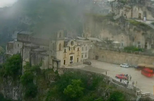 L'emergenza climatica colpisce Matera, la città si rimbocca le maniche: "Salvati due ragazzi e un turista" 4