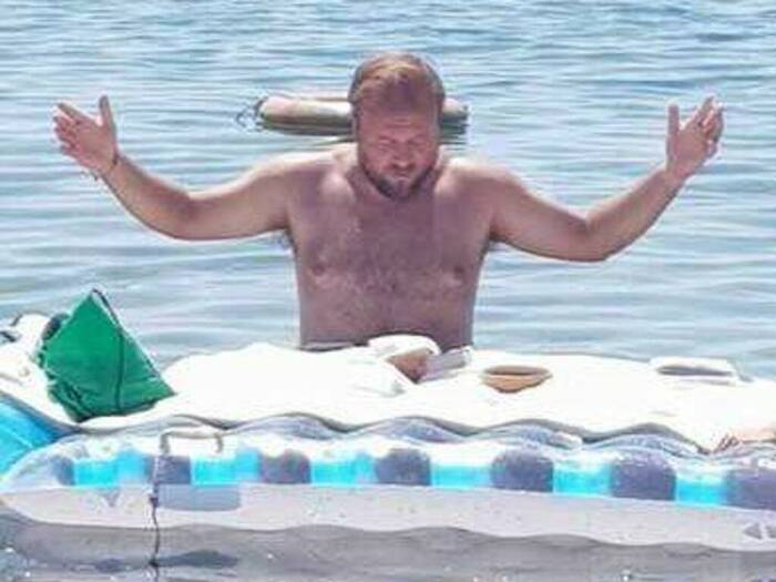 Prete celebra messa in mare: indagato per “Offesa alla confessione religiosa” 3