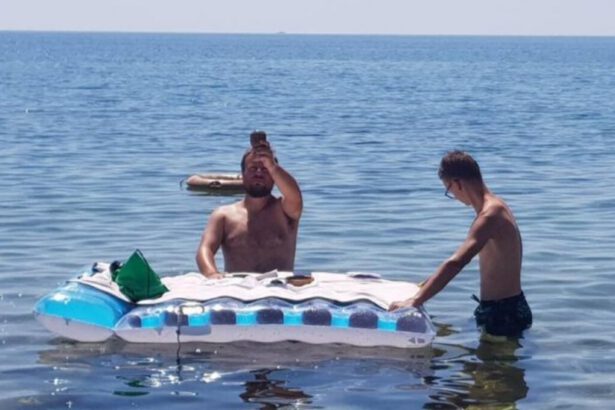 Prete celebra messa in mare: indagato per “Offesa alla confessione religiosa” 12