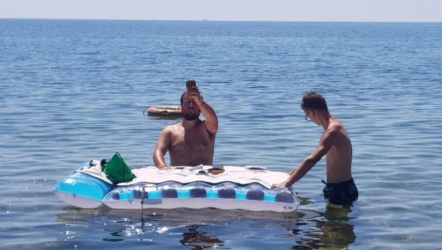 Prete celebra messa in mare: indagato per “Offesa alla confessione religiosa” 1