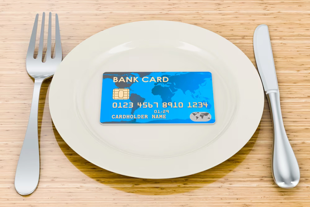 Mangeresti una carta di credito? È la quantità di microplastiche che ingeriamo ogni settimana 17