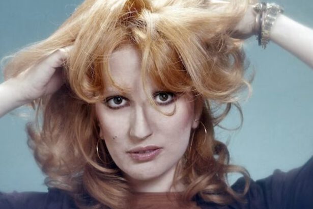 “Ti amo come un pazzo”: Mina dà voce agli autori giovani 10