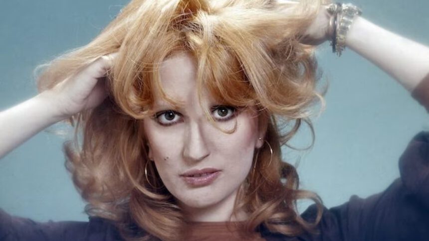 “Ti amo come un pazzo”: Mina dà voce agli autori giovani 1