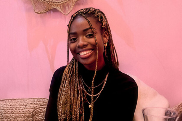 Molestata alla fermata del bus: “Il colore della pelle influisce. Accusano me per come mi sono vestita” 18