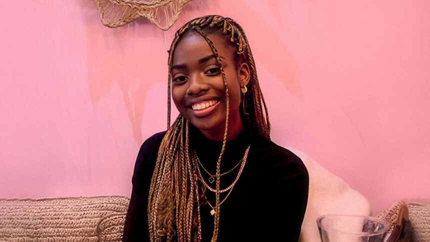 Molestata alla fermata del bus: “Il colore della pelle influisce. Accusano me per come mi sono vestita” 1