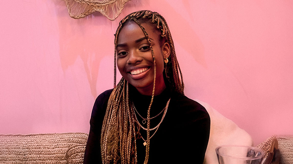 Molestata alla fermata del bus: “Il colore della pelle influisce. Accusano me per come mi sono vestita” 17