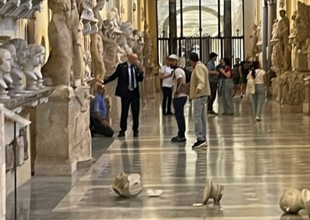 Scaraventa a terra due sculture ai Musei Vaticani, fermato turista 65enne: "Voleva vedere il Papa" 17