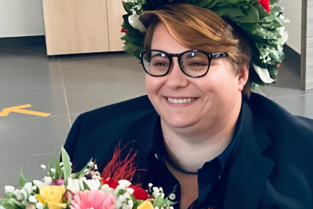 Non può né leggere né scrivere a causa di una malattia, ora si laurea per la 3° volta 13