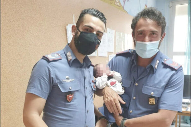 Neonato abbandonato in una cesta e trovato dai Carabinieri: "Sta bene, si chiamerà Germano" 10