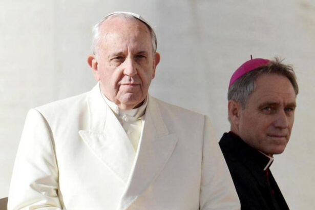 La nuova stoccata di Padre Georg a Bergoglio: "Non ascoltò Ratzinger sulla propaganda gender" 12