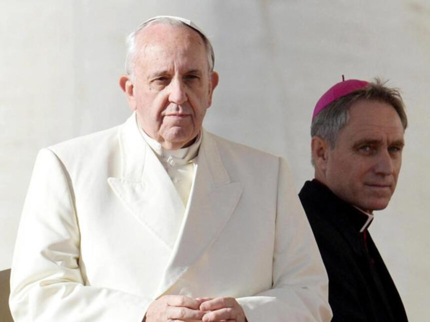 La nuova stoccata di Padre Georg a Bergoglio: "Non ascoltò Ratzinger sulla propaganda gender" 1