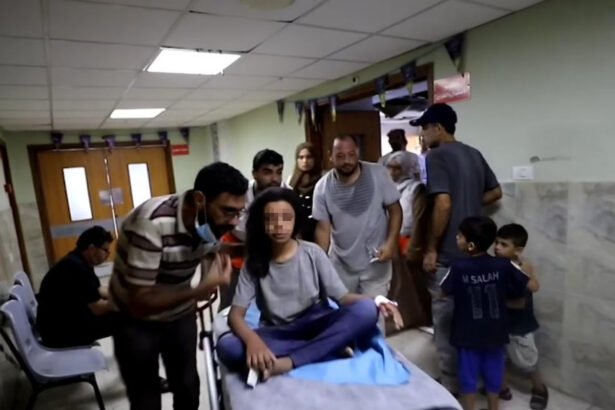 Gaza, miracolo sotto le macerie, bambina di 11 anni trovata viva dopo 30 ore: "Un barlume di luce" 13