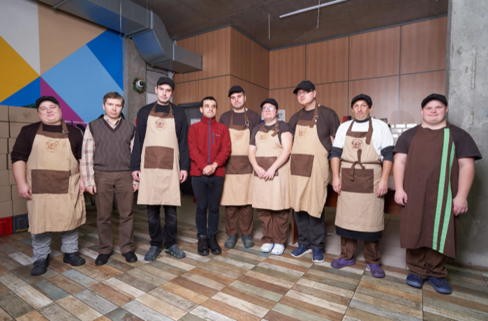 Ragazzi down doo il pane di Kiev alle popolazioni colpite dai russi 3