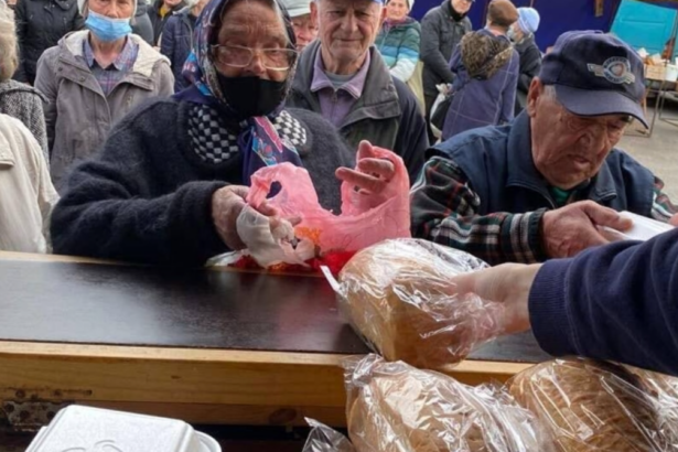 Ragazzi down doo il pane di Kiev alle popolazioni colpite dai russi 19