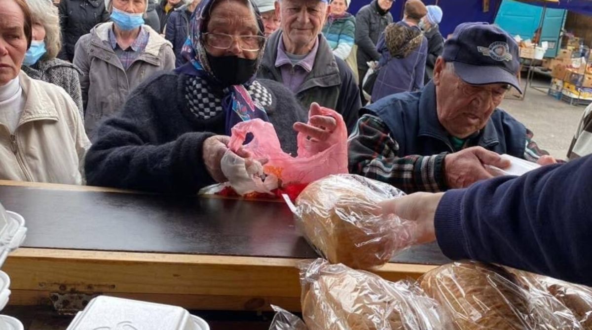 Ragazzi down doo il pane di Kiev alle popolazioni colpite dai russi 17