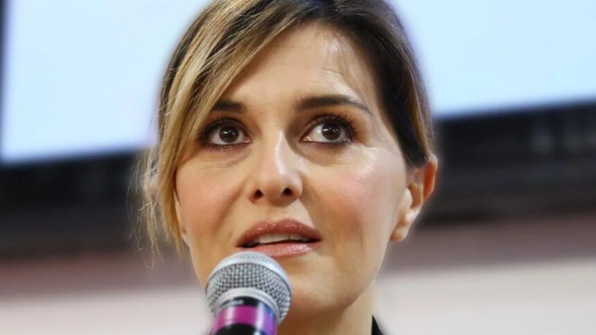 Paola Cortellesi alla Camera: qual è il suo messaggio ai ragazzi e sull'amore? 1