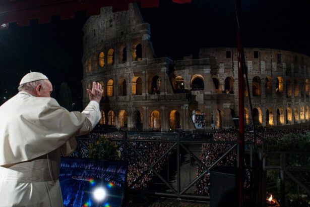 Via Crucis, Papa Francesco scrive per la prima volta le meditazioni: il messaggio va a donne, bambini ed haters 11