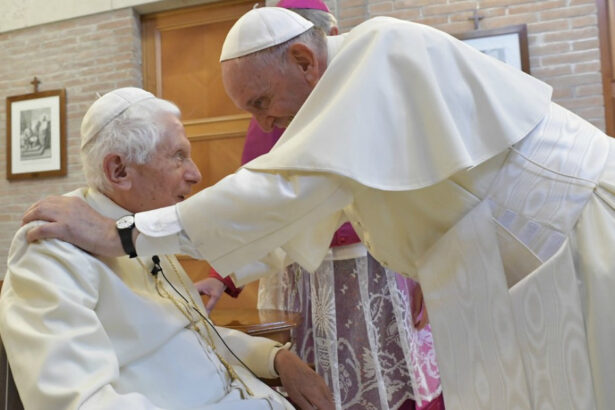 Papa Francesco chiede di pregare per Benedetto XVI: "È molto malato" 9