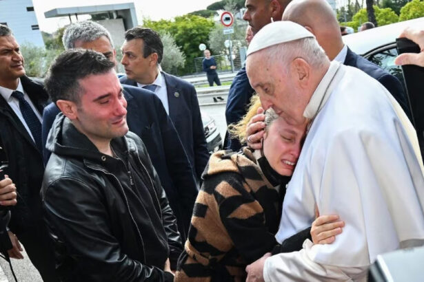 Papa Francesco lascia il Gemelli e consola una coppia che ha perso la figlia stanotte: "Coraggio" 10