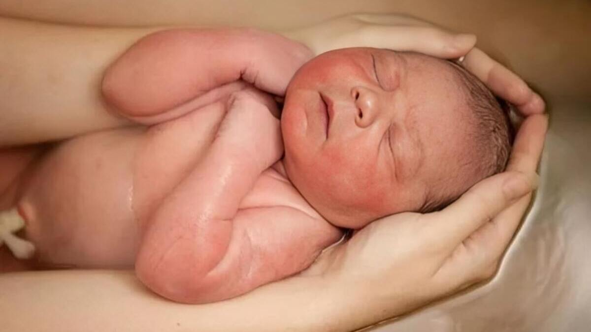 Parto in acqua, perché sceglierlo e quali sono i benefici per mamme e neonati? 1