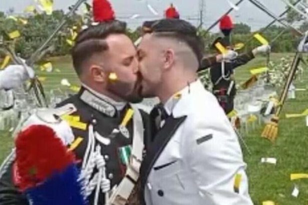 Carabiniere si sposa in alta uniforme: “Per la prima volta picchetto d’onore per due uomini” 83