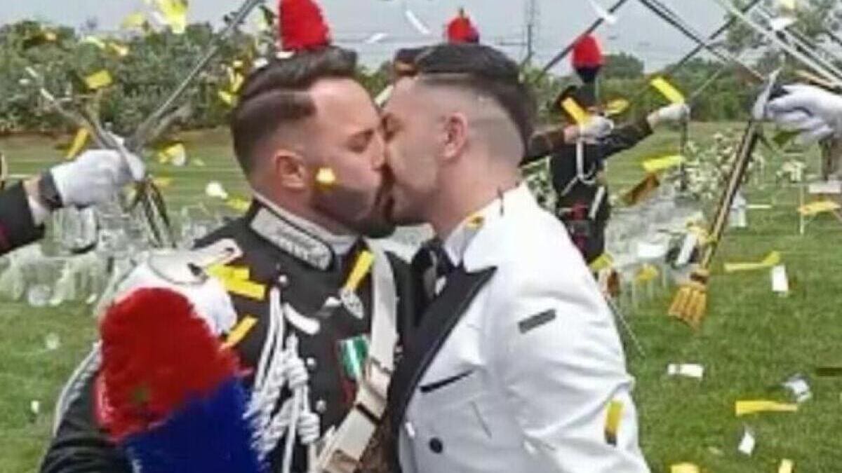 Carabiniere si sposa in alta uniforme: “Per la prima volta picchetto d’onore per due uomini” 15
