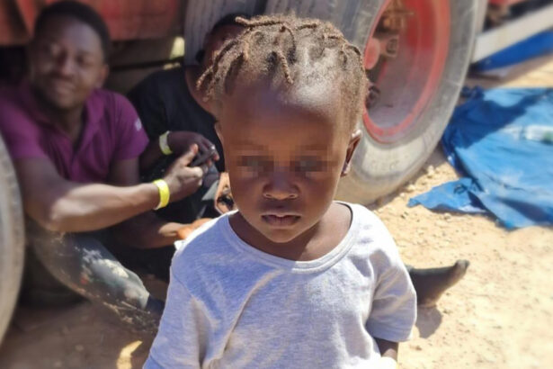 La piccola Cloe gioca felice nell'hotspot: "Una luce nel caos di Lampedusa" 41