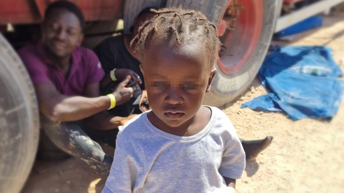 La piccola Cloe gioca felice nell'hotspot: "Una luce nel caos di Lampedusa" 18