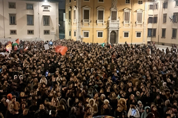 Pisa, aperta inchiesta su 15 agenti dopo manganellate a studenti: chi è indagato 9