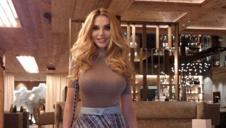 Passa la notte con la pornostar Blueangy e trova il video sul web: "Ha il terrore di essere riconosciuta" 1