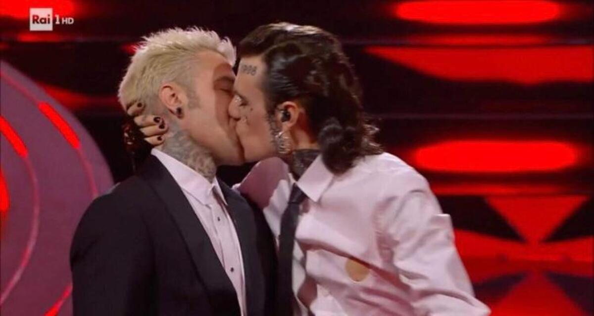 L'esposto di Pro Vita & Famiglia contro Fedez e Rosa Chemical: "È lo scempio del pudore collettivo" 17