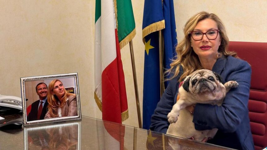 La cagnolina Puggy è la prima a entrare in Senato: "È stata buonissima" 1