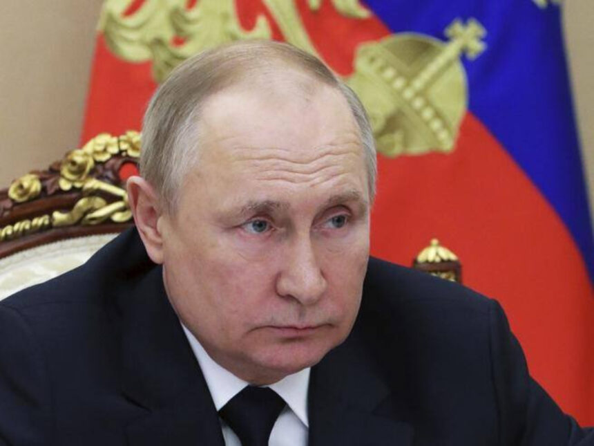 Putin operato per cancro, pronti 2 sosia per sostituirlo: la bomba dell'Intelligence Usa 2 Putin operato per cancro, pronti 2 sosia per sostituirlo: la bomba dell'Intelligence Usa 1