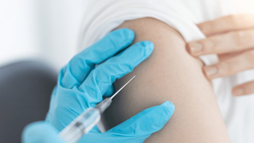 Covid, quarta dose di vaccino: cos’è, chi può farla e da cosa protegge 1