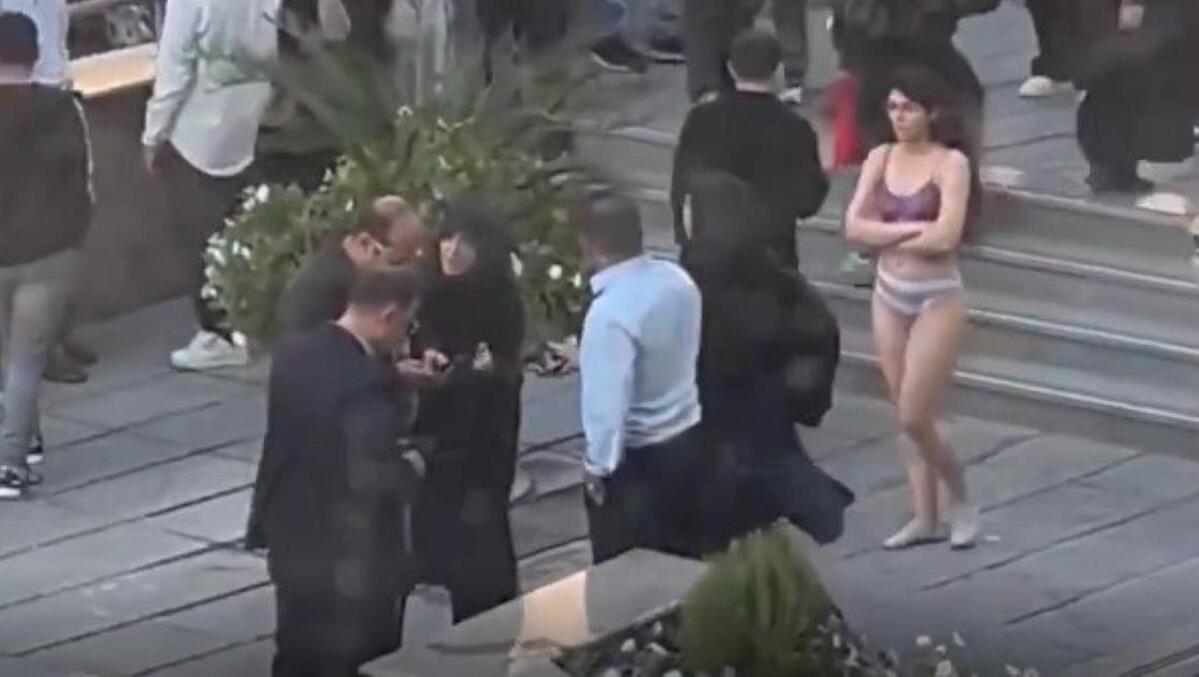 Ahou Daryaei sfida il regime e cammina in intimo nella sua università a Teheran: "Icona di libertà" 19