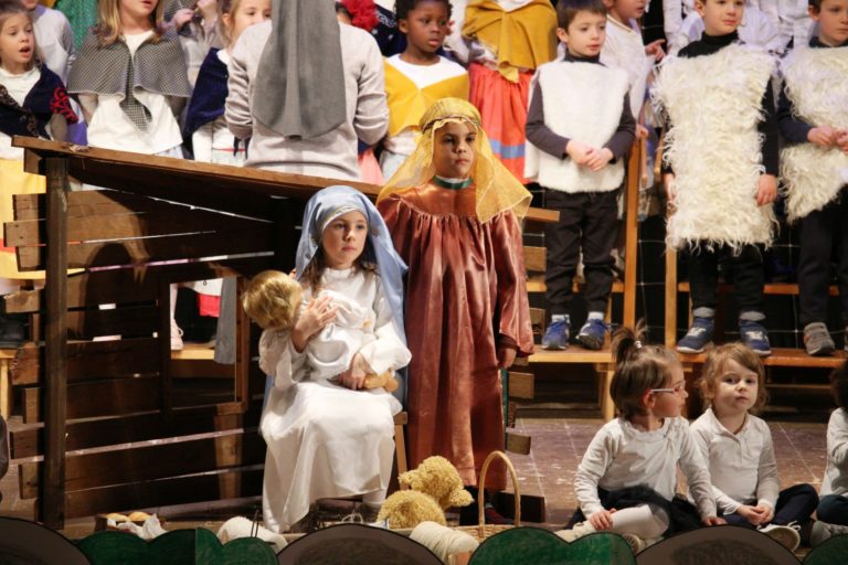 La parola "Gesù" è stata sostituita con "Cucù" in una recita scolastica. La reazione dei genitori 3 recita natale presepe