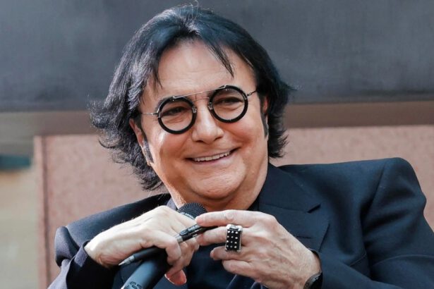 Renato Zero vittima di bullismo: "Si era sparsa la voce che avevo coraggio, così mi hanno lasciato in pace" 17