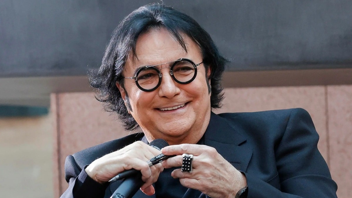 Renato Zero vittima di bullismo: "Si era sparsa la voce che avevo coraggio, così mi hanno lasciato in pace" 17