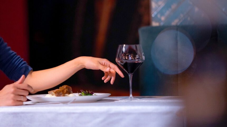 A Verona c’è un ristorante tech-free: il vino è gratis se non usi il telefono 1