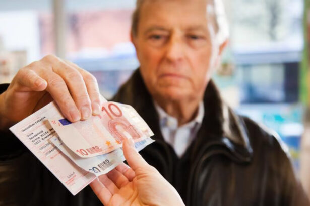 Rivalutazione pensioni, quanto e come scenderanno nel 2024: "Perdite di 8mila euro" 18