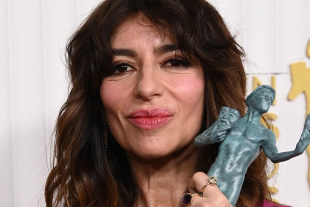 Sabrina Impacciatore riceve la storica nomination agli Emmy Awards: "È difficile descrivere quello che provo" 14