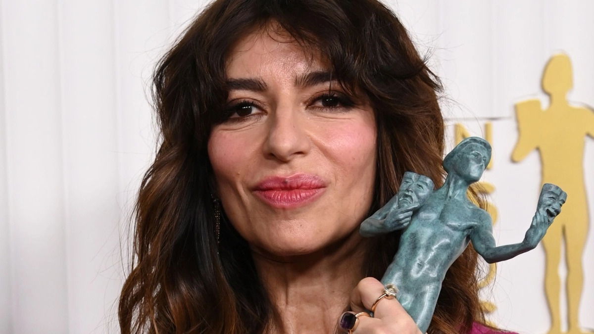 Sabrina Impacciatore riceve la storica nomination agli Emmy Awards: "È difficile descrivere quello che provo" 19