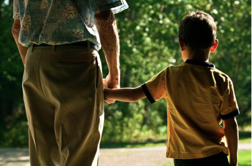 Rovigo, bimbo salva nonno con manovra di Heimlich: "Gli era andato un boccone di traverso" 1