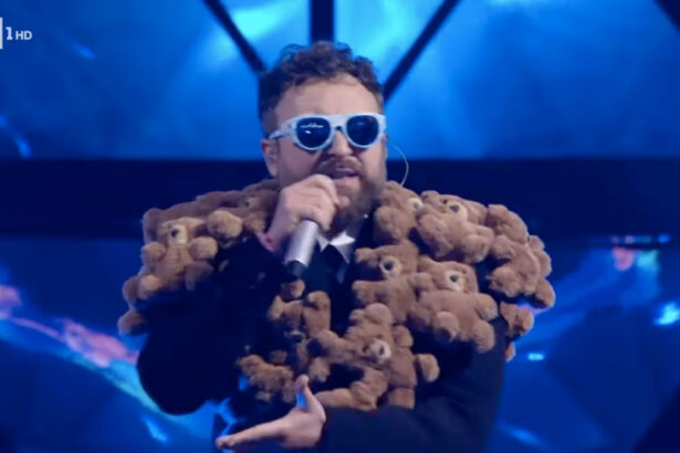 Dargen D'Amico a Sanremo: "Se la guerra è dei bambini, la colpa è di tutti quanti" 15