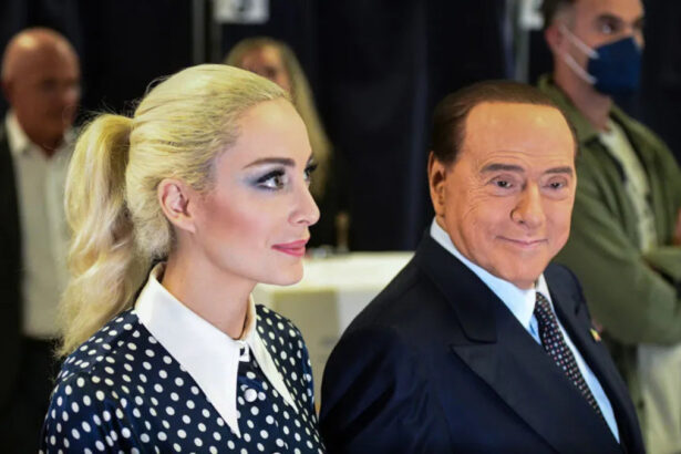 Berlusconi dopo il ricovero: "Mia moglie sempre al mio fianco. Rinnoverò il partito" 19