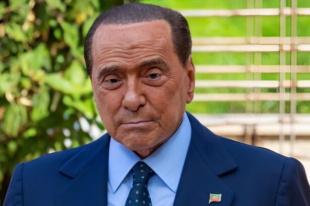 Berlusconi ricoverato in terapia intensiva al San Raffaele: "Problemi cardiovascolari" 20