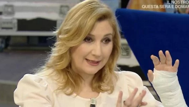 Serena Bortone e la mano fasciata in diretta: "Ho la sindrome di De Quervain" 14
