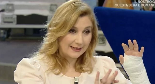 Serena Bortone e la mano fasciata in diretta: "Ho la sindrome di De Quervain" 1