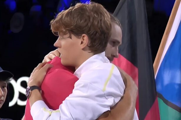 Sinner non esulta per il terzo Slam, ma consola l'avversario con un abbraccio 9