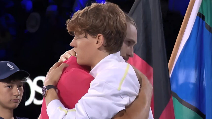 Sinner non esulta per il terzo Slam, ma consola l'avversario con un abbraccio 1
